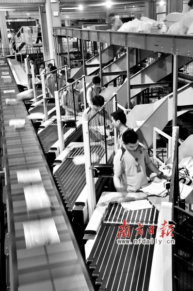 快件分拨中心忙碌的工作人员。资料图片