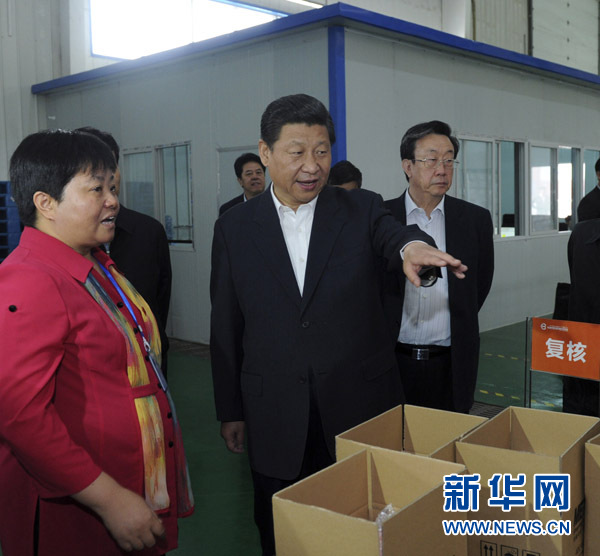 这是5月9日下午，习近平在尉氏县张市镇同镇村干部和村民代表座谈。新华社记者张铎摄