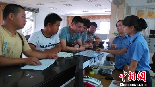 海沧站营业大厅前来咨询的客商络绎不绝。　林丽君　摄